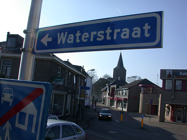 Waterstraat Goor met op de achtergrond de Grote Kerk