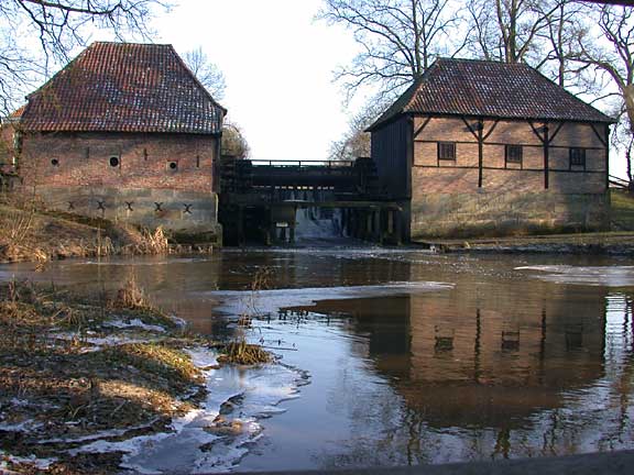 Korenmolen (links) en oliemolen (rechts in Haaksbergen