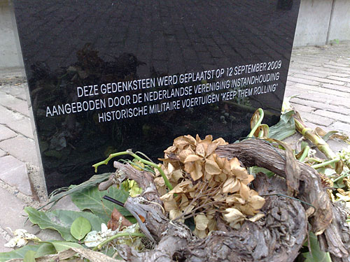 Keep Them Rolling plaatst in september 2009 een monument voor de gevallen Engelse en Canadese soldaten bij de sluis in Wiene